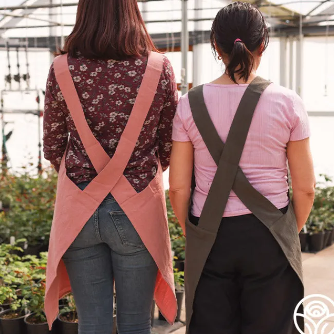 Cross-Back Garden Apron>Heirloom Roses Best