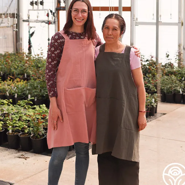 Cross-Back Garden Apron>Heirloom Roses Best